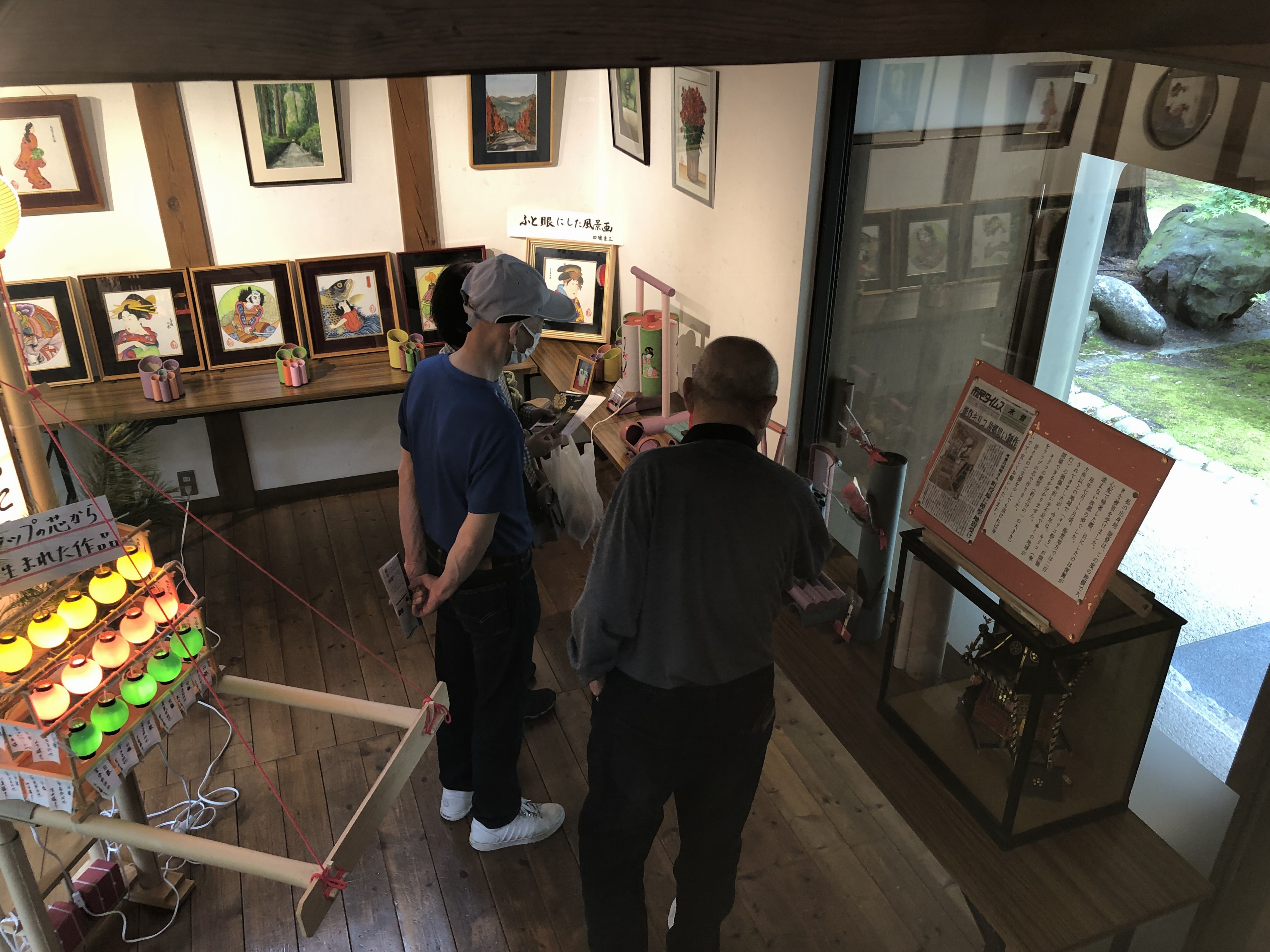 展示解説する田端さん（右）