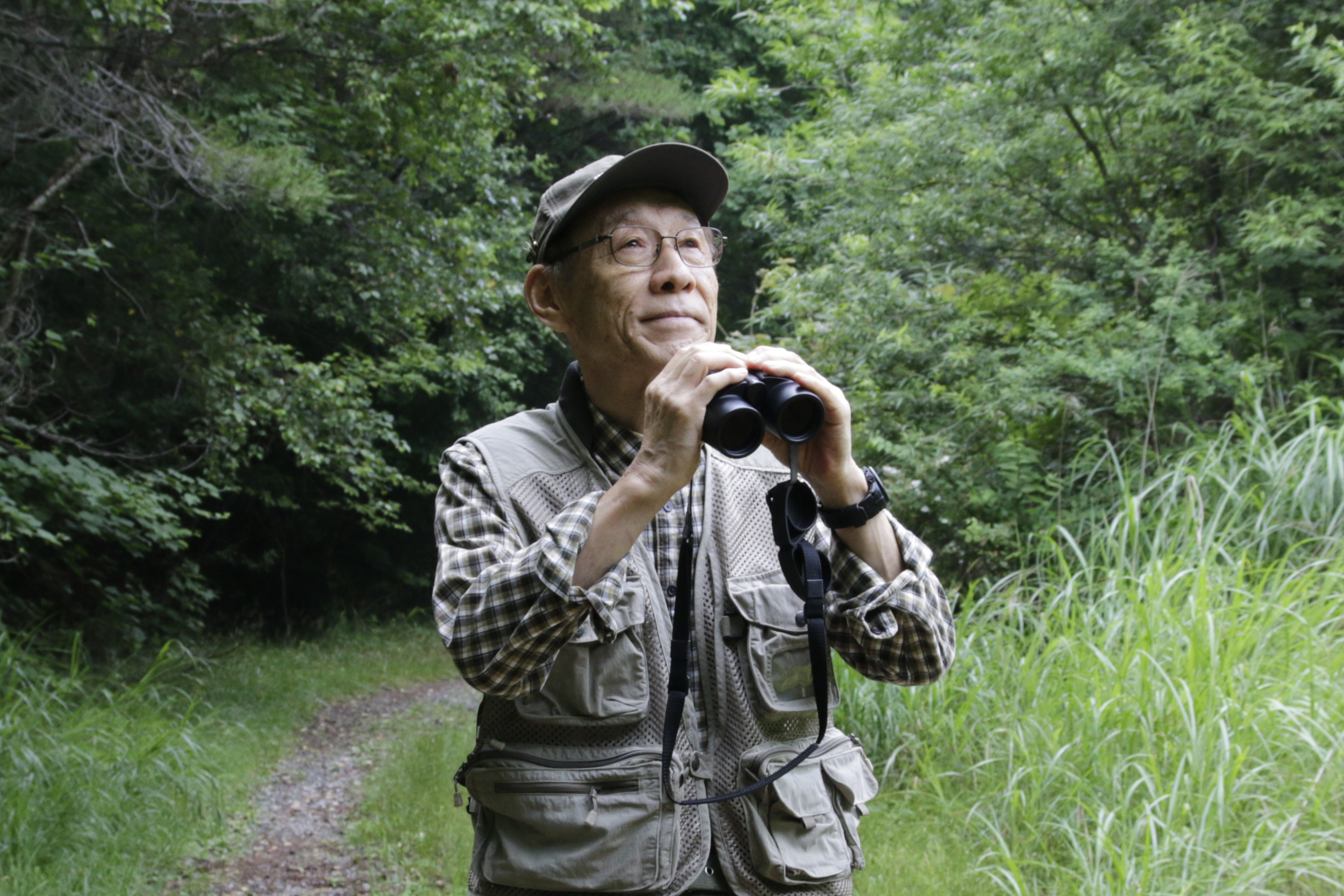 1950年松本市中山に生まれる。元地方公務員。20代のころ動物専門誌の写真 コンテストに入賞し写真家になろうとするも周囲の猛反対にあい断念。 以降、公務員の仕事をしながら生きものの生態写真を撮り続け今日に至る。 哺乳類の写真は16年前から始め、特にホンドテンなど里山動物の撮影に力を 入れている